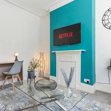 Holiday home Family Luxe House With 4 Bedrooms In Suitable For Family Visits, Contractor With Close Proximity To The Underground Station With 25mins Into *