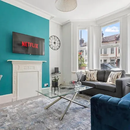 Family Luxe House With 4 Bedrooms In Suitable For Family Visits, Contractor With Close Proximity To The Underground Station With 25mins Into Holiday home *