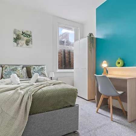Family Luxe House With 4 Bedrooms In Suitable For Family Visits, Contractor With Close Proximity To The Underground Station With 25mins Into *