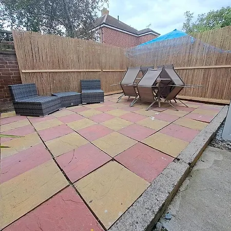 Family Luxe House With 4 Bedrooms In Suitable For Family Visits, Contractor With Close Proximity To The Underground Station With 25mins Into Holiday home *