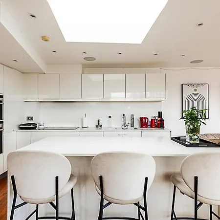 Modern Haven With Terrace View & Urban Charm London