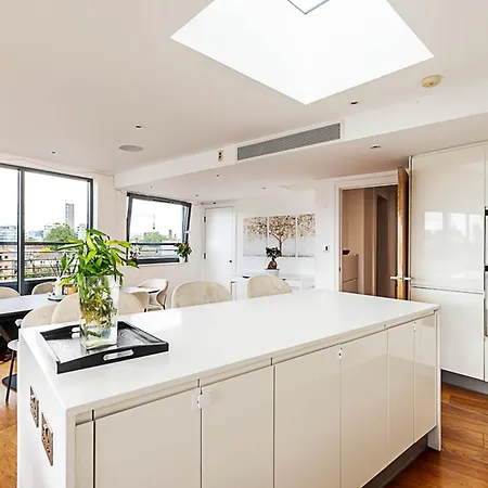 Modern Haven With Terrace View & Urban Charm * London