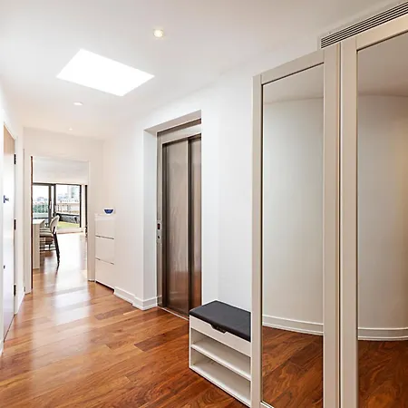 Apartment Modern Haven With Terrace View & Urban Charm *