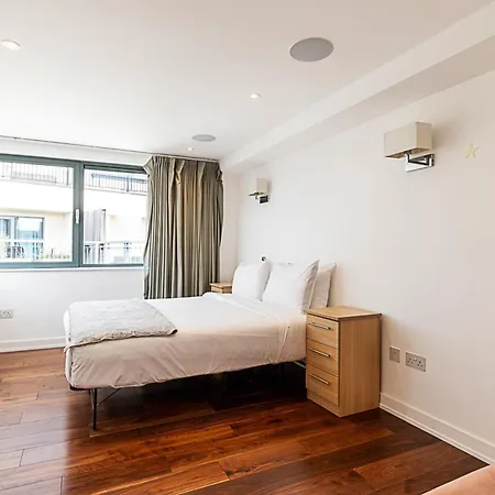 Apartment Modern Haven With Terrace View & Urban Charm London
