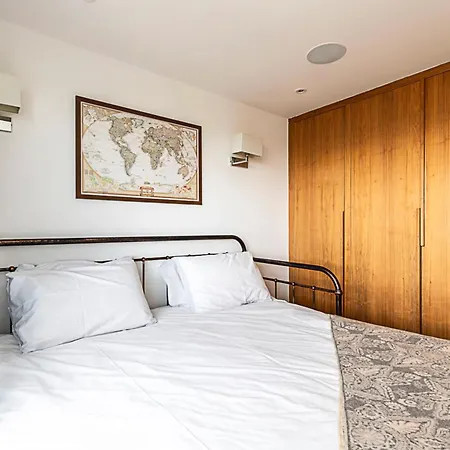 Modern Haven With Terrace View & Urban Charm Apartment London