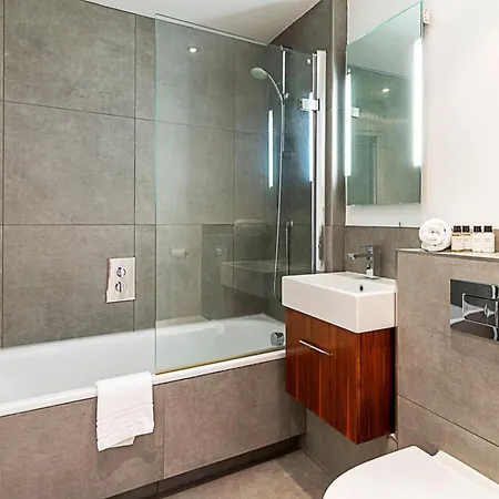 Modern Haven With Terrace View & Urban Charm Apartment *