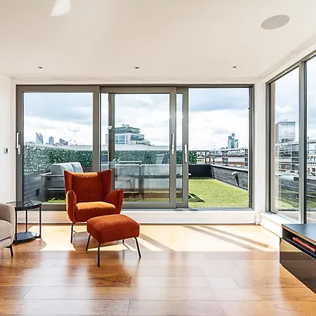 Modern Haven With Terrace View & Urban Charm Apartment *