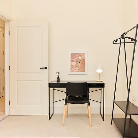 The East Mile Place - Cosy 2bdr Flat With Balcony *