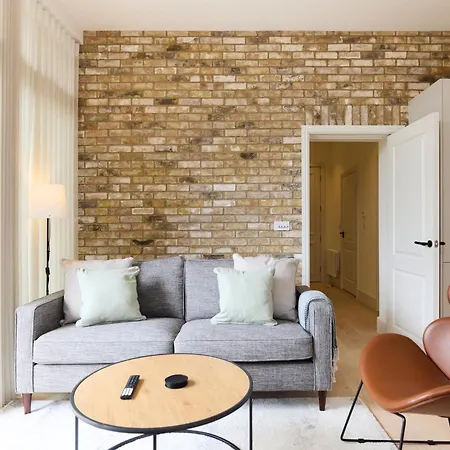 The East Mile Place - Cosy 2bdr Flat With Balcony