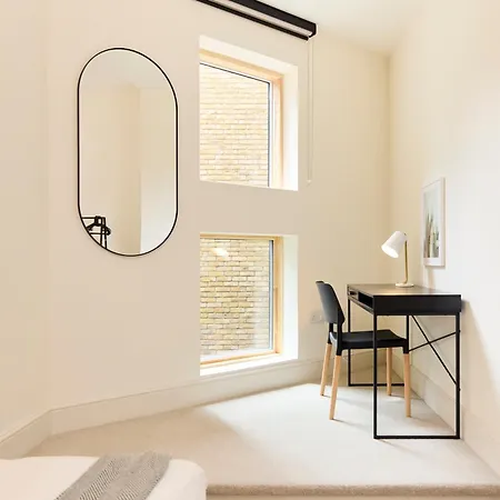 Apartment The East Mile Place - Cosy 2bdr Flat With Balcony *