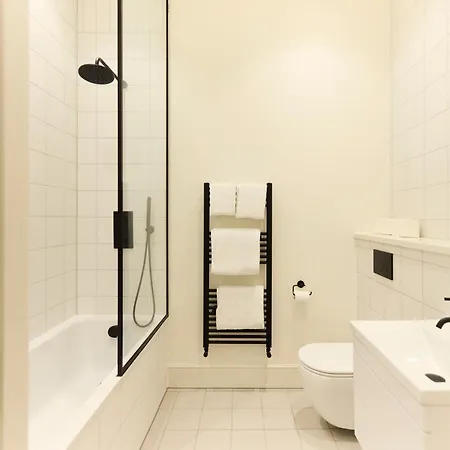 The East Mile Place - Cosy 2bdr Flat With Balcony London