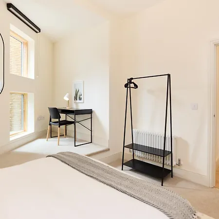 The East Mile Place - Cosy 2bdr Flat With Balcony Apartment