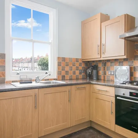 Onsitestays - Bright Spacious 2-br, Wifi And Lots Of Street Parking *