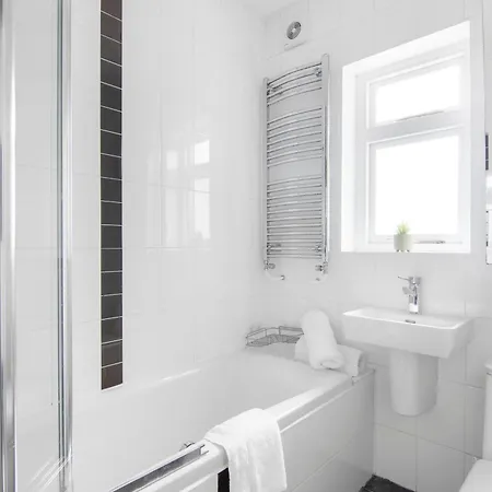 Onsitestays - Bright Spacious 2-br, Wifi And Lots Of Street Parking Appartamento *