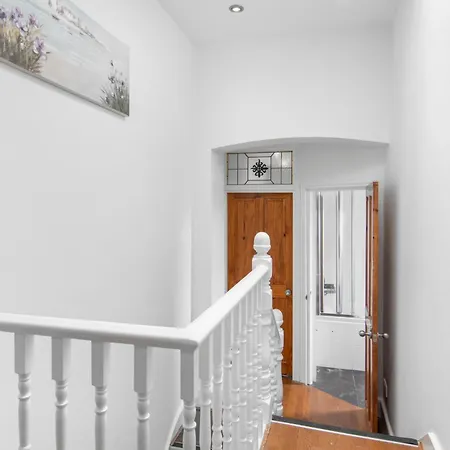 Onsitestays - Bright Spacious 2-br, Wifi And Lots Of Street Parking *
