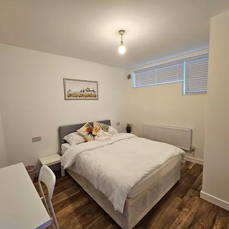 Aldgate Apartment *