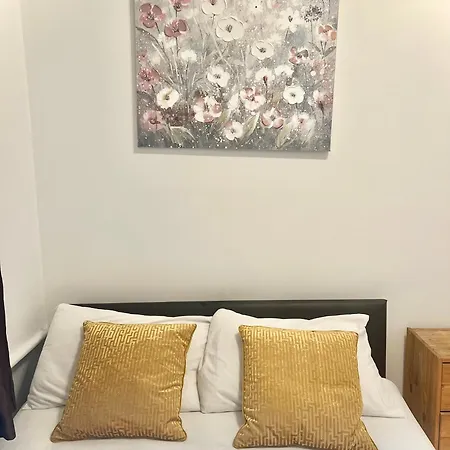 Stepney Green Holiday Apartment
