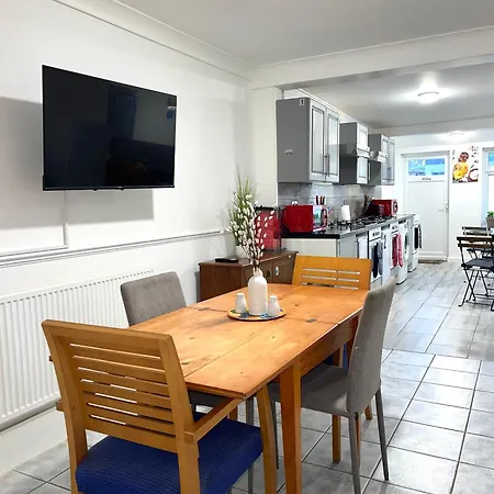 12 Penn Gardens- 2 Friern Barnet