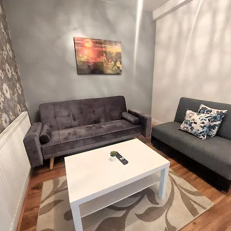 Spacious 5 Bedroom House London Holiday home *