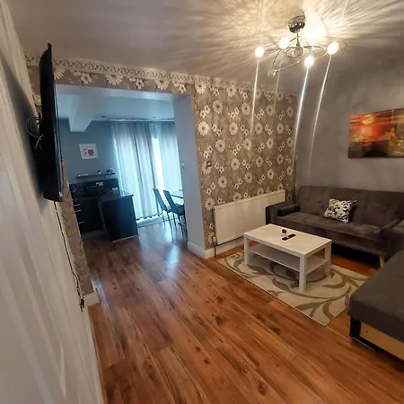 Spacious 5 Bedroom House London