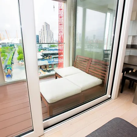 Luxury 2 Bed Near The O2 Apartment