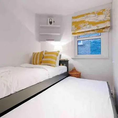 Bright, Colourful 2 Bed Home, 15 Mins From Apartment