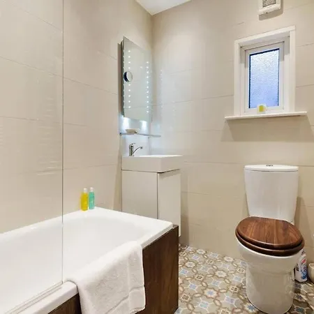 Bright, Colourful 2 Bed Home, 15 Mins From * London