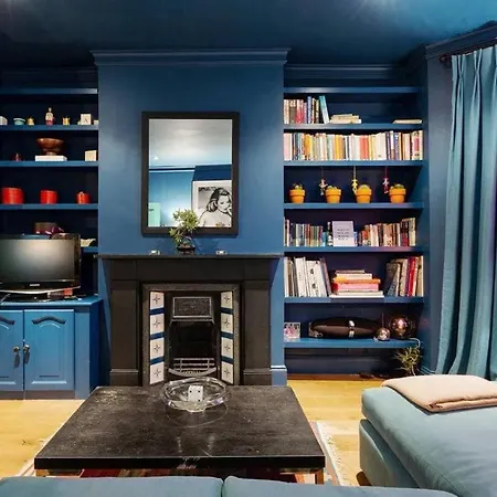 Bright, Colourful 2 Bed Home, 15 Mins From