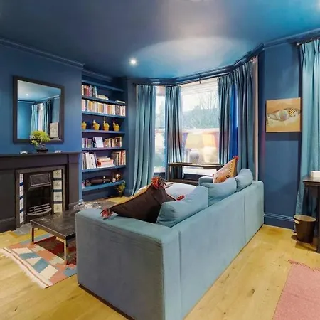 Bright, Colourful 2 Bed Home, 15 Mins From Apartment