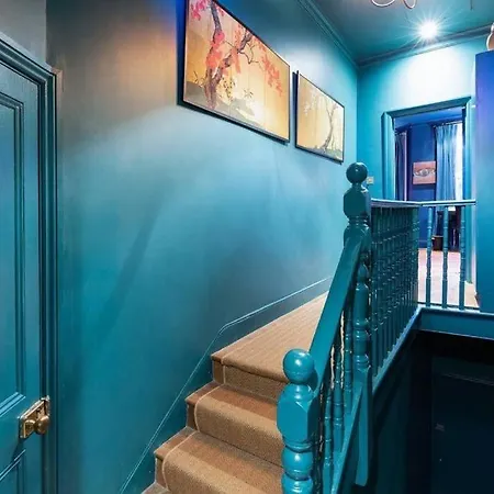 Apartment Bright, Colourful 2 Bed Home, 15 Mins From *