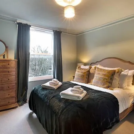 Bright, Colourful 2 Bed Home, 15 Mins From London