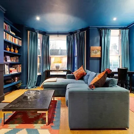 Bright, Colourful 2 Bed Home, 15 Mins From London