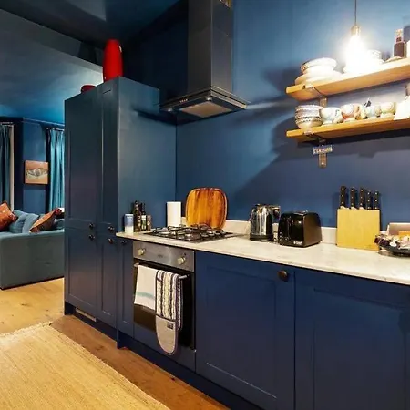 Bright, Colourful 2 Bed Home, 15 Mins From