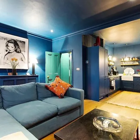 Apartment Bright, Colourful 2 Bed Home, 15 Mins From