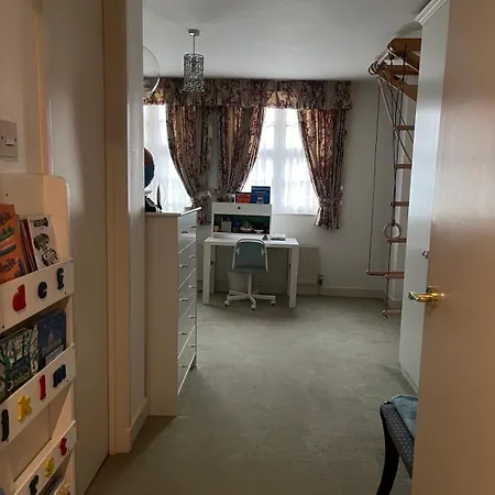 Beautiful 2 Bedroom Apartment *