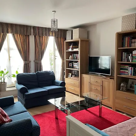 Apartment Beautiful 2 Bedroom *