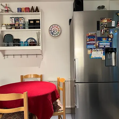 Beautiful 2 Bedroom Apartment *