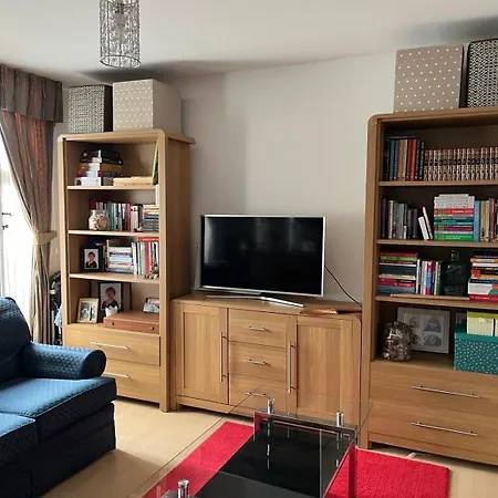 Beautiful 2 Bedroom Apartment *