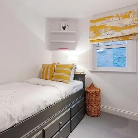 Bright, Colourful 2 Bed Home, 15 Mins From Apartment *