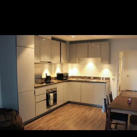 Charming With 2 Bedrooms * London