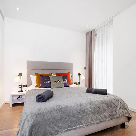 Modern 2 Bed Battersea Power Station Apartment London
