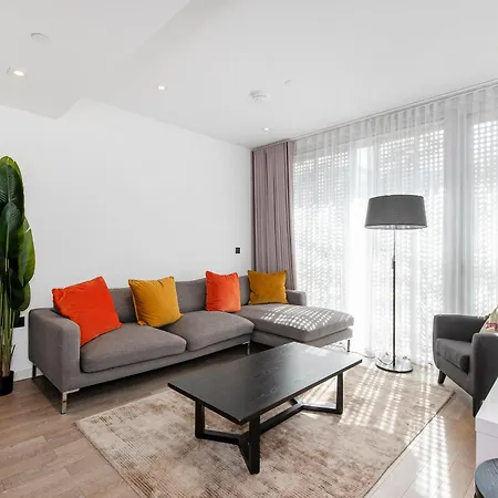 Modern 2 Bed Battersea Power Station Apartment London