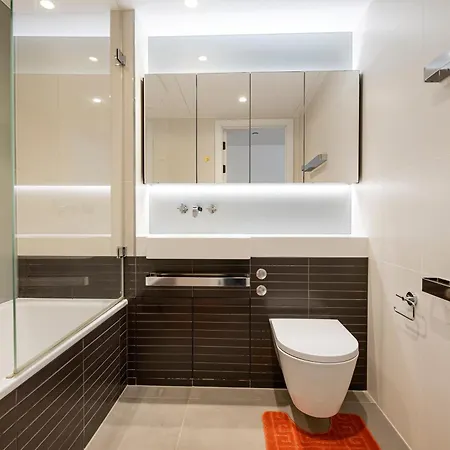 Modern 2 Bed Battersea Power Station Apartment London