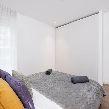 Modern 2 Bed Battersea Power Station London