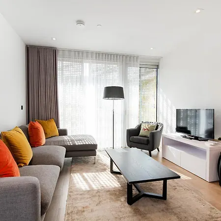 Modern 2 Bed Battersea Power Station Apartment London