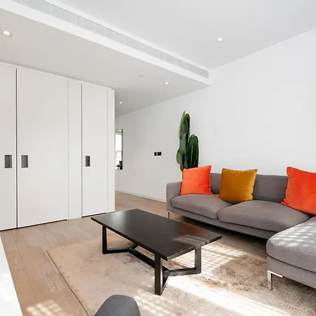 Modern 2 Bed Battersea Power Station London