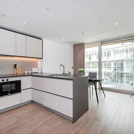 Modern 2 Bed Battersea Power Station Apartment London