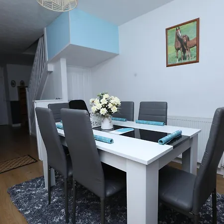 Beautiful 4 Bed House In Cul-de-sac Holiday home *