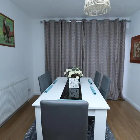 Beautiful 4 Bed House In Cul-de-sac Holiday home