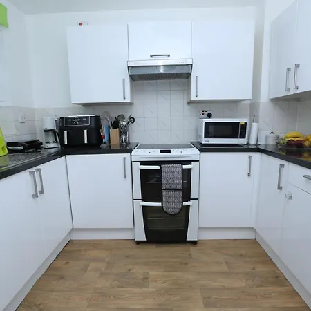 Beautiful 4 Bed House In Cul-de-sac *